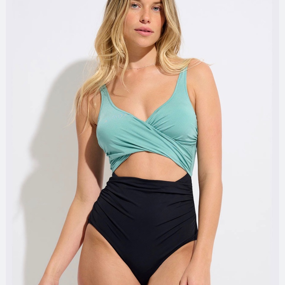 Stormy high-cut wrap one-piece
Everyday Sunday Size 10